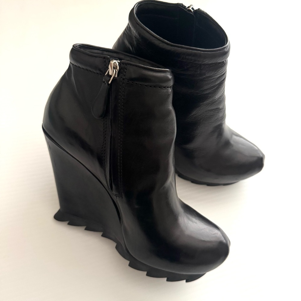 Camilla Skovgaard Saw Sole Black Leather Wedge
Ankle Booties Size 8 - Picture 4 of 12